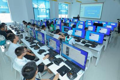 山東省青少年走進淄博國防教育基地開展網絡設備開發實踐