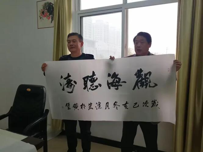 翰墨飄香潤(rùn)?quán)l(xiāng)土 丹青溢彩繪心聲——銅川市王益區(qū)美術(shù)家協(xié)會(huì)聯(lián)合開(kāi)展送文化下鄉(xiāng)書(shū)畫(huà)交流活動(dòng)